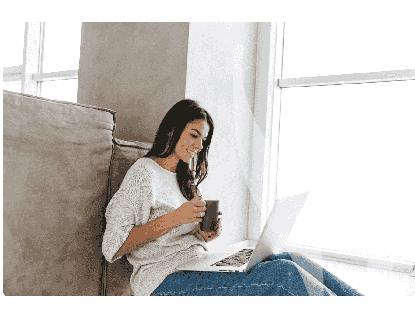 žena se dívá do počítače na své výsledky a drží v ruce hrnek (2)